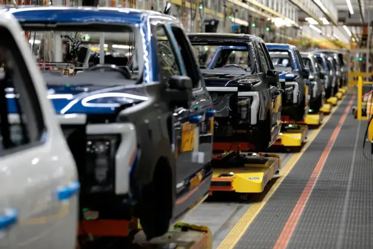a imagem mostra uma linha de produção da carroçeria dos carros