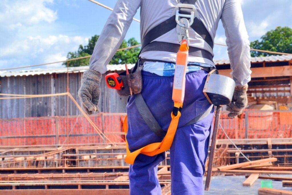 Construção civil deve apresentar um crescimento de 1,2% em 2023 e a expectativa básica para 2024 é de 2,9% a imagem mostra um trabalhador