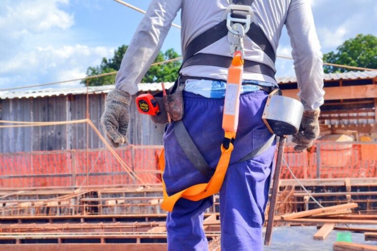 Construção civil deve apresentar um crescimento de 1,2% em 2023 e a expectativa básica para 2024 é de 2,9% a imagem mostra um trabalhador
