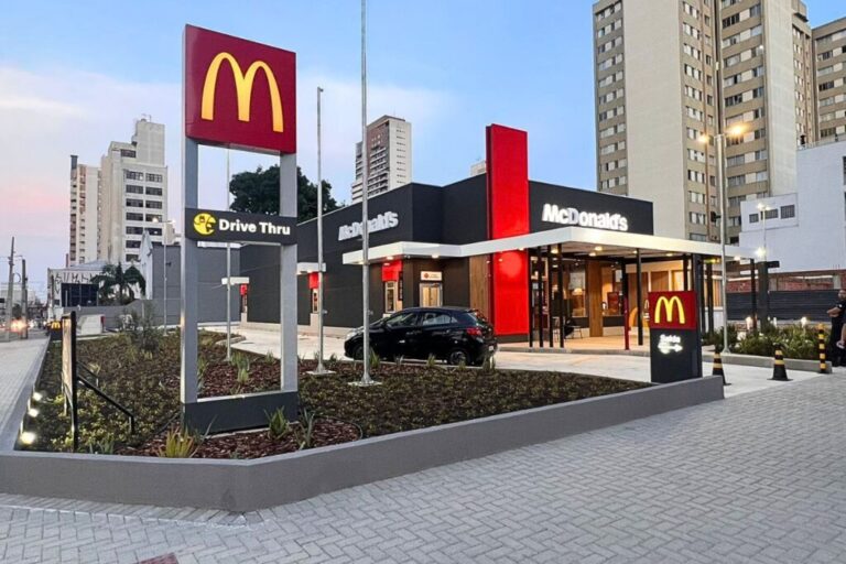 Monta a façada de uma nova unidade aberta do McDonald’s