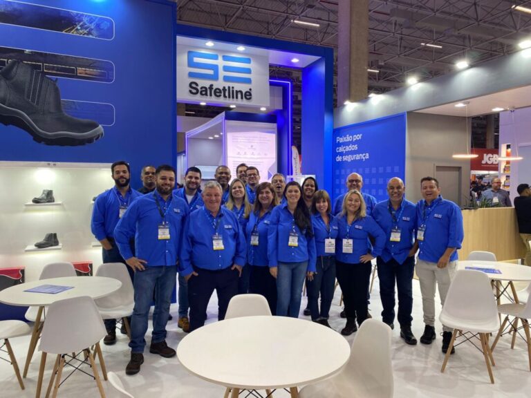 a imagem mostra a equipe da Safetline Equipamentos de Segurança Ltda