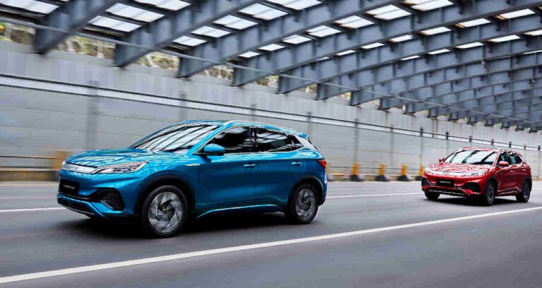 a imagem mostra um automóvel azul e um vermelho em uma pista dentro de um tunel