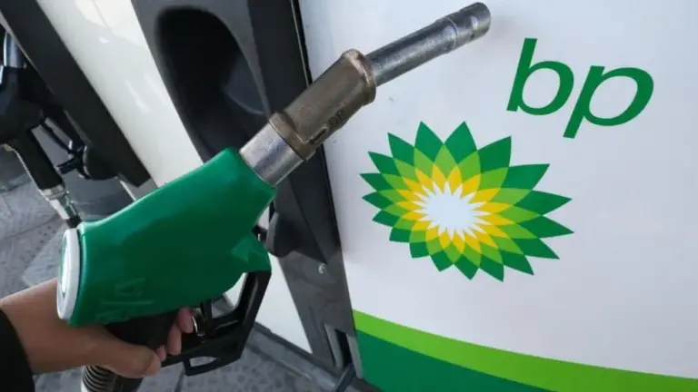 A gigante energética BP reportou o seu segundo maior lucro anual numa década, apesar de ter sido metade do nível anunciado no ano anterior.