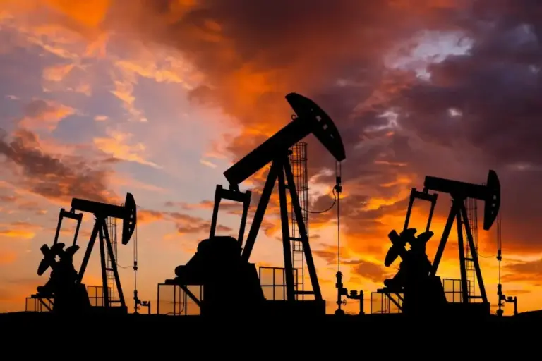 Os preços do petróleo subiram mais de 1 dólar até o meio-dia desta segunda-feira, com a demanda europeia por diesel